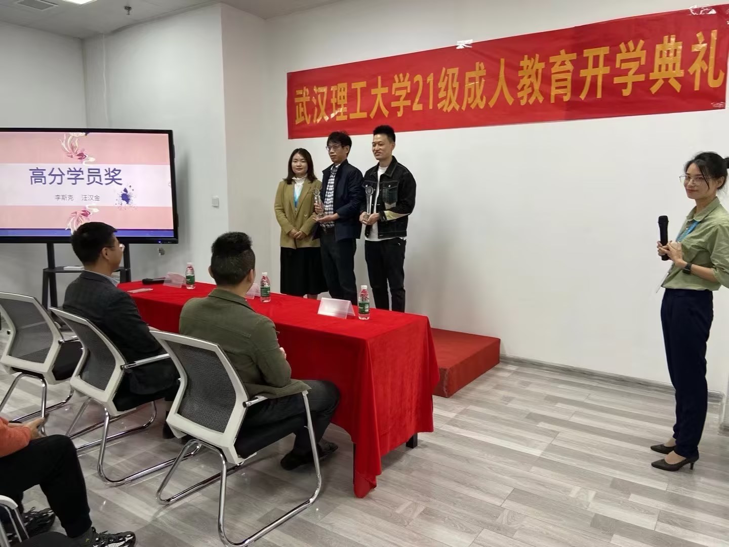 武汉专本教育研究院荣获锦旗,成考本科毕业生感恩致敬
