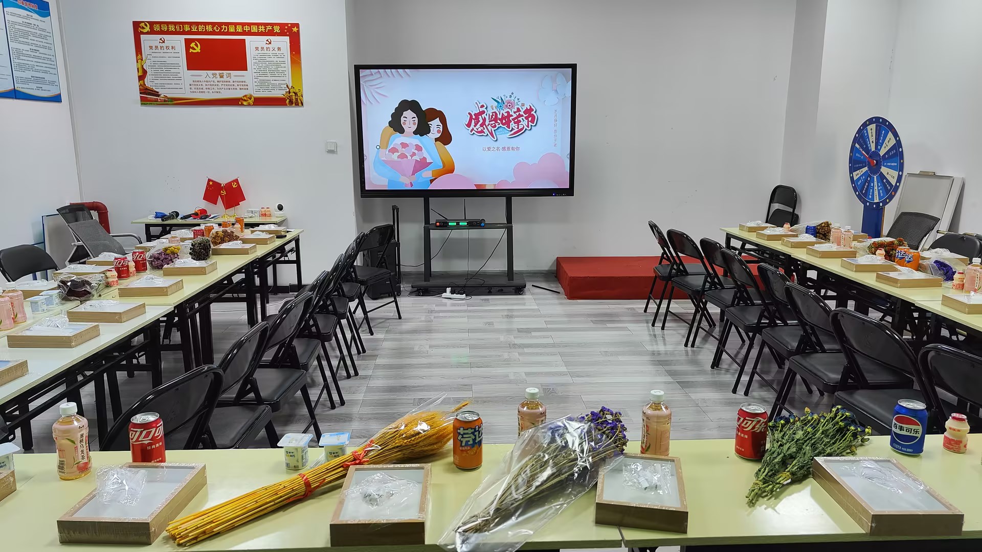 武汉专本教育研究院母亲节感恩活动