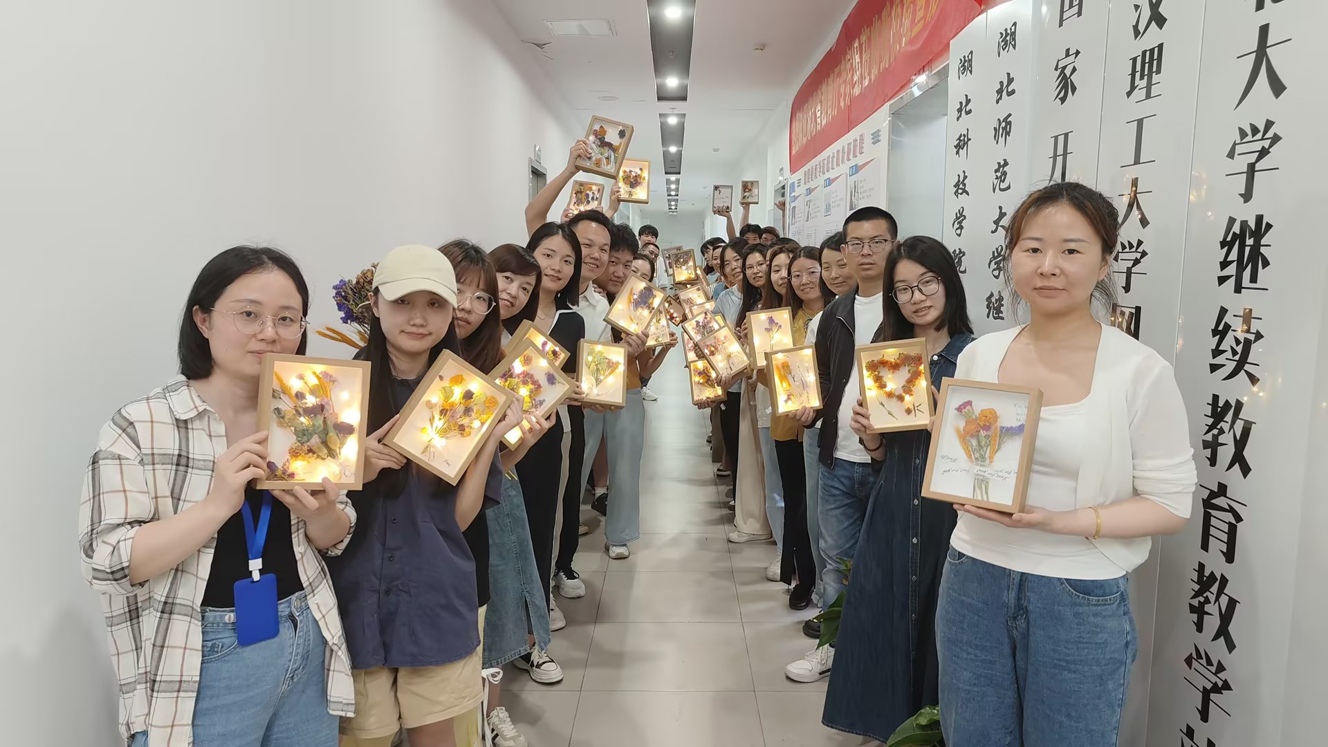 武汉专本教育研究院母亲节感恩活动